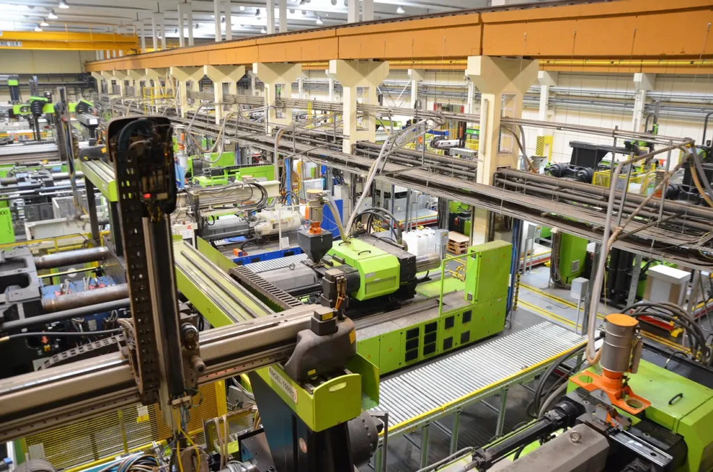 Linia produkcyjna z wtryskarką
